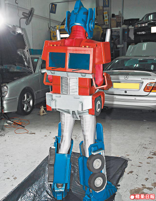 Illustration for article titled Real-Life Transforming Optimus Prime Costume